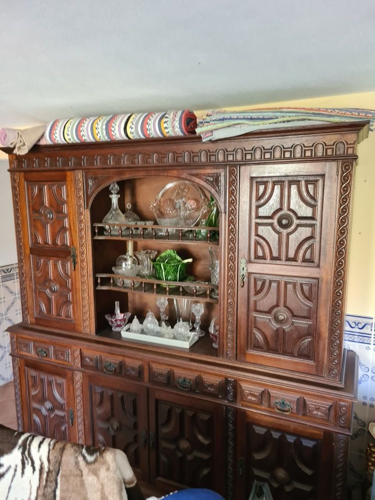 Armarios antigos dois sem decoracao