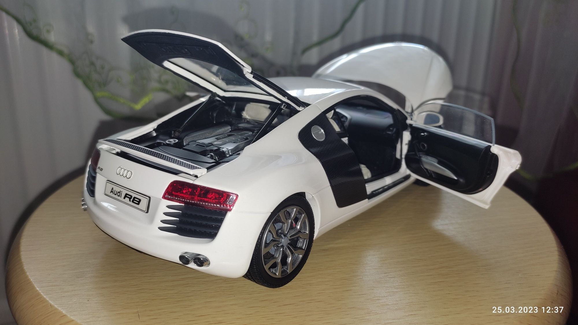 Audi R8 4.2 V8 Kyosho 1:18 ze zmianami.