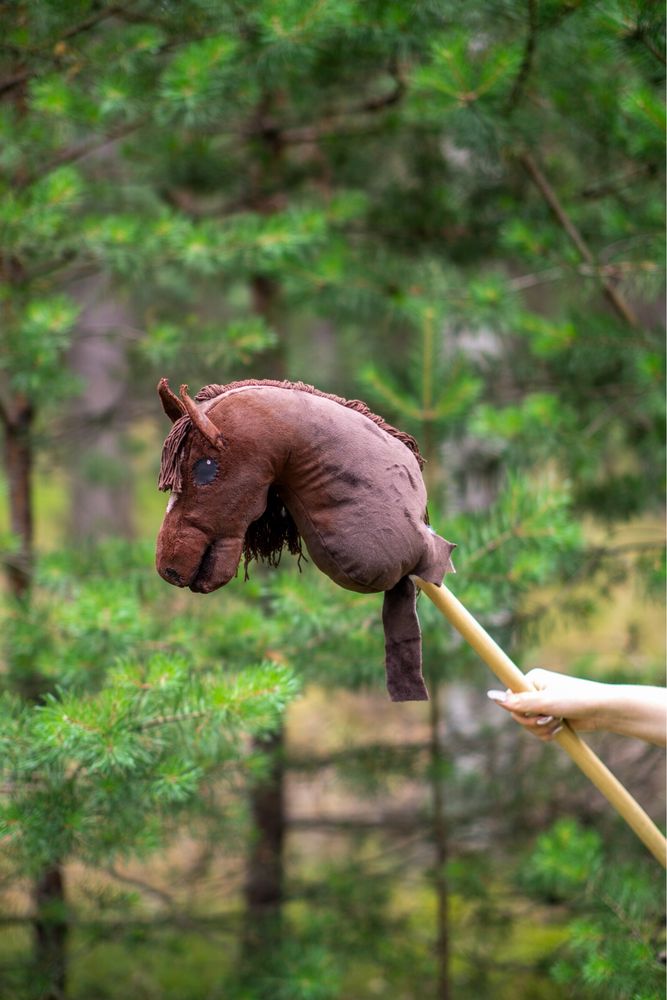 Hobby horse koń na kiju brązowy kasztan rudy łaciaty hob