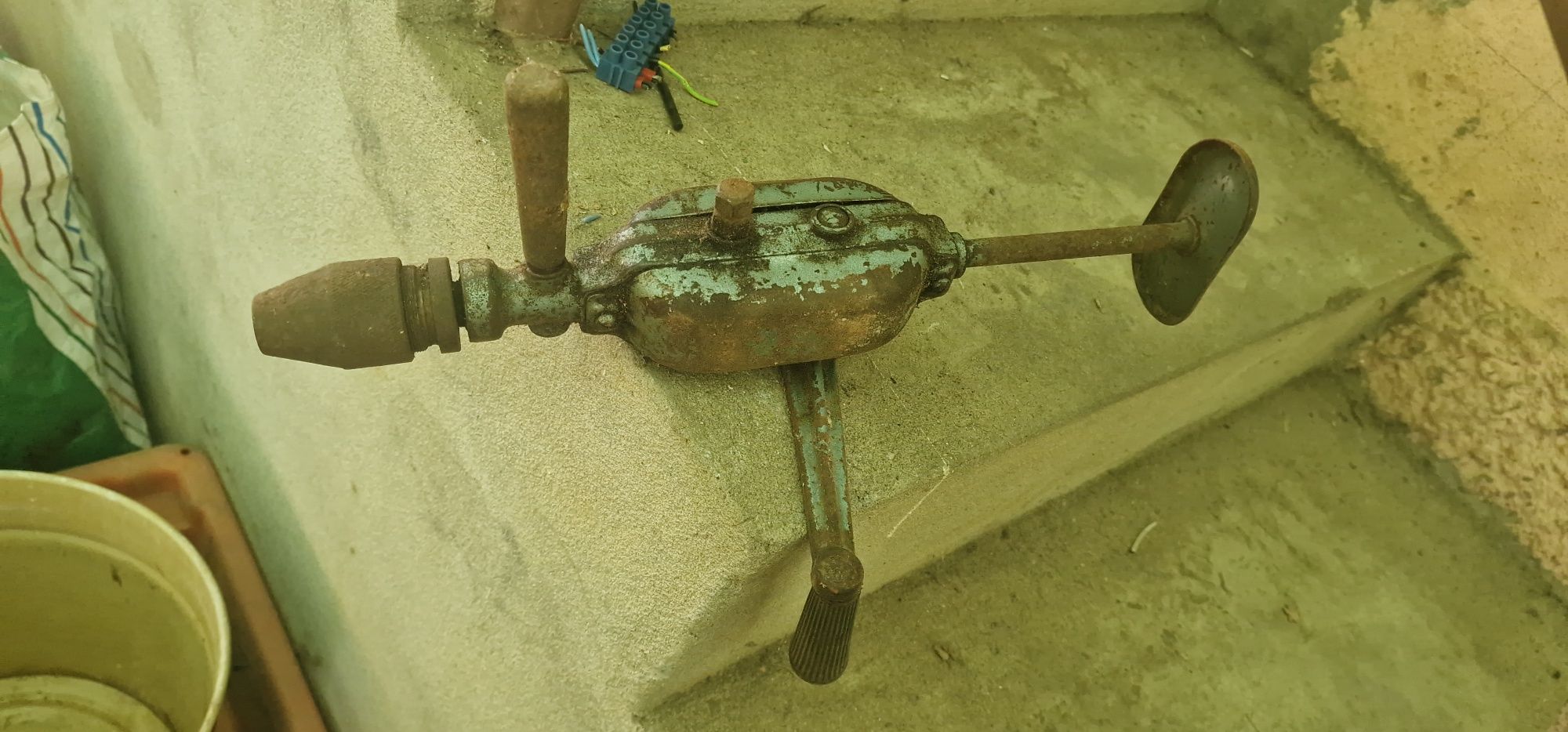Maquina de furar(emparafusar) antiga