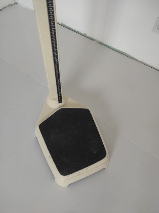 Balança de consultório em ferro monocromada em branco como nova