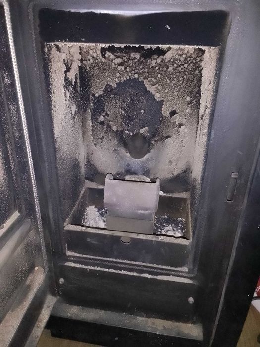 Lareira a Pellets METLOR – Excelente Estado, Tubos incluídos.