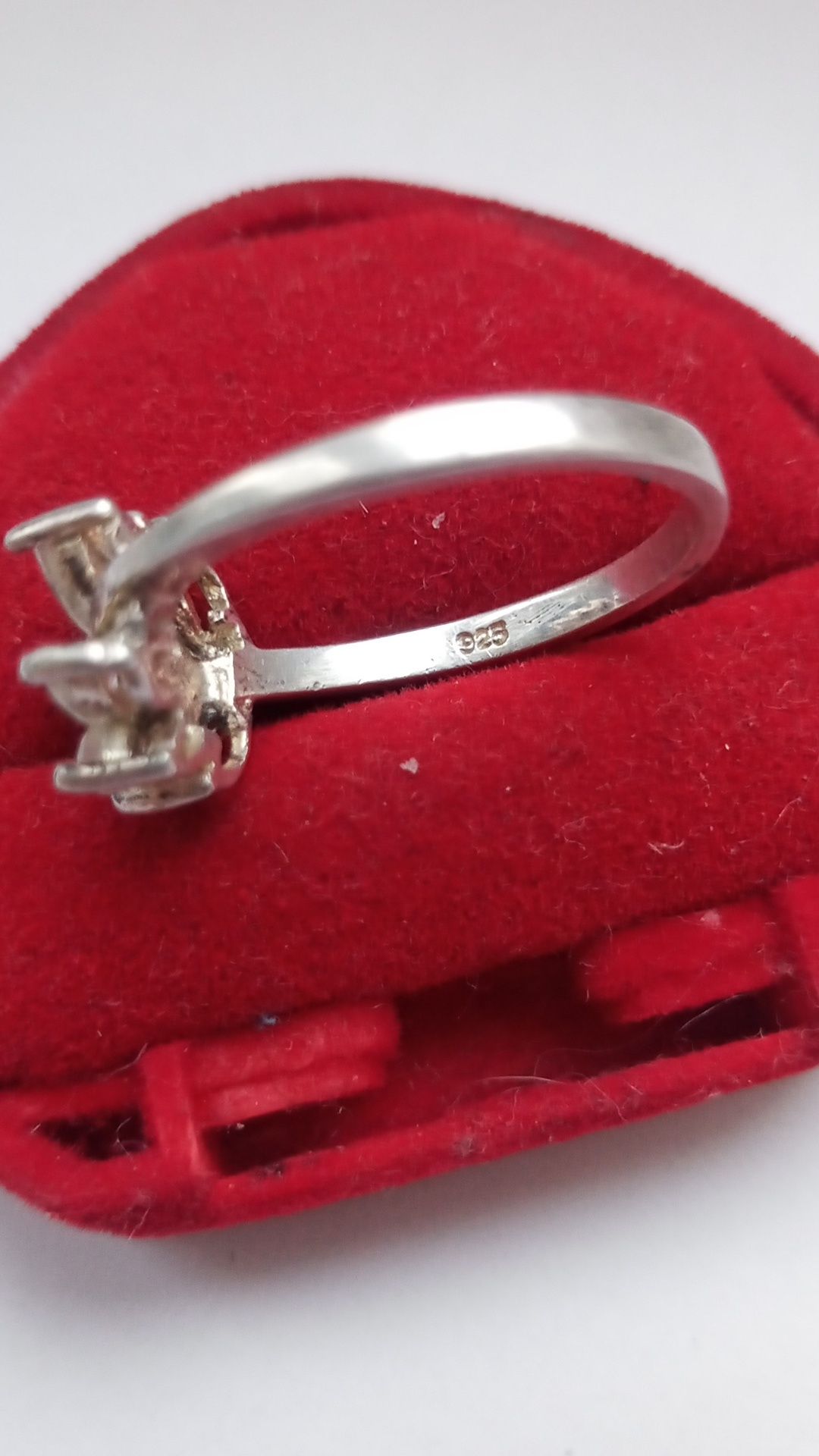 Srebrny pierścionek liść z kryształkami rozmiar 17