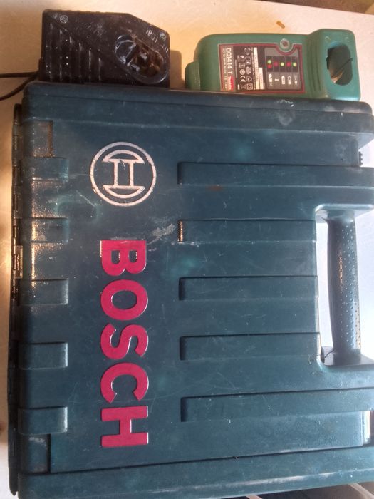 Кейс-футляр перфоратора BOSH  с зарядным устройством
