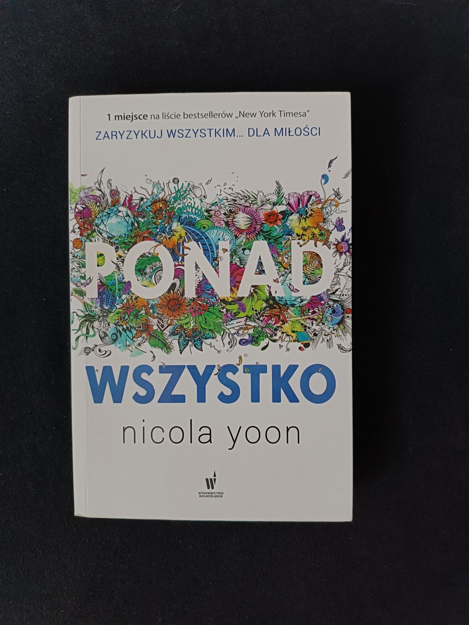 książka Ponad Wszystko Nicola Yoon i zakładka