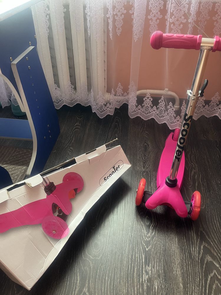 Продам новый самокат для девочки