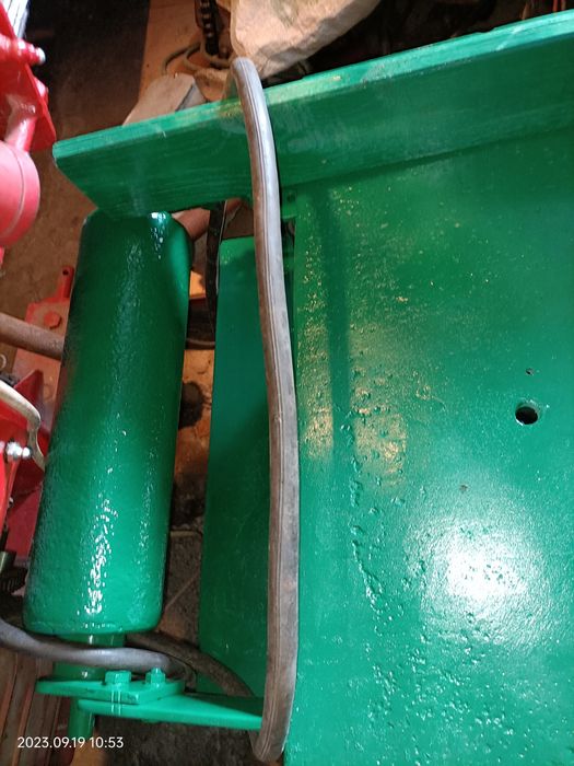 Piła do cięcia wzdłużnego z regulacją wysokości stołu