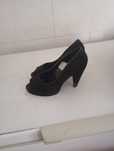Sapatos de salto usados em bom estado