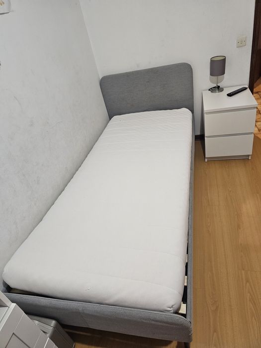 Cama  com colchao e estrado como novo