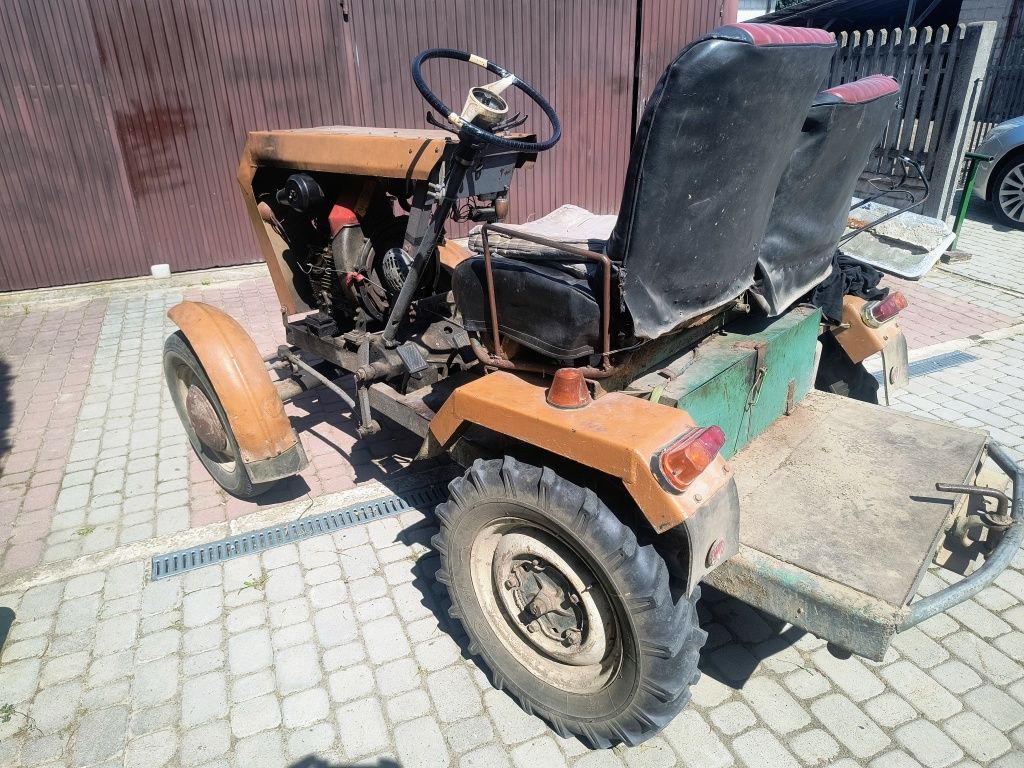 Traktor Sam Andoria Esiok