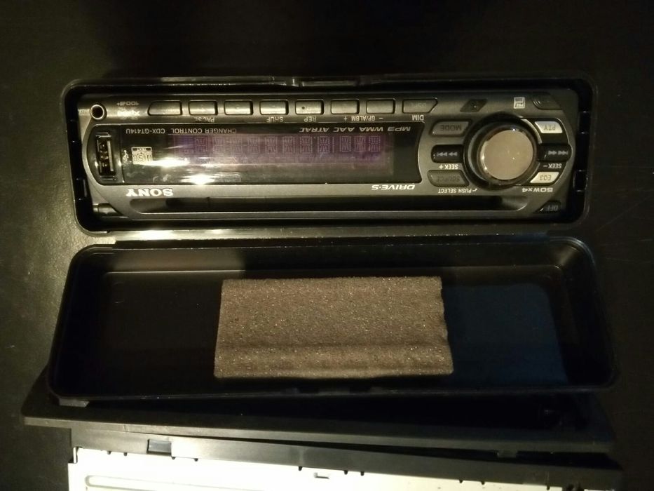 Rádio Sony modelo CDX-GT414U