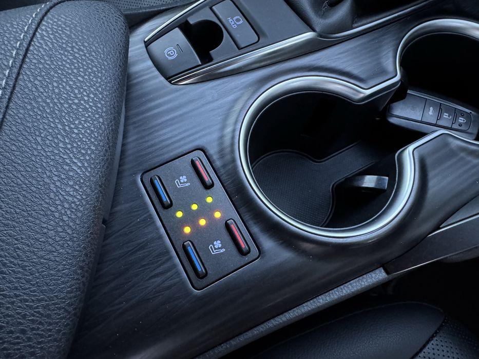 Продам офіційну максимальну рестайлінгову Toyota Camry Premium 2021