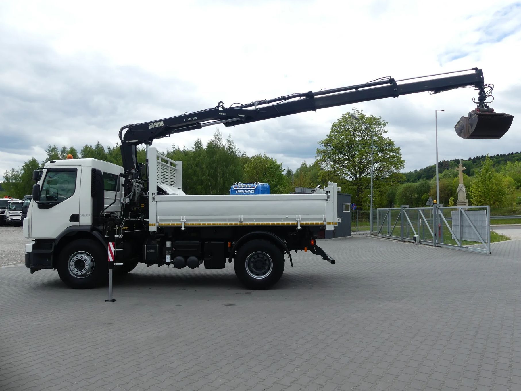 Volvo FE 320 / WYWROTKA + HDS HIAB 122 SKŁADANY W Z /  Niski przebieg / HYDROBURTA / Łyżka /