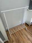 biały wieszak na ubrania Rigga Ikea