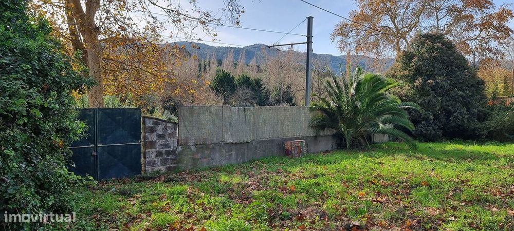 Magnifico lote  urbano de 1068,38 m2, situado em Galamares