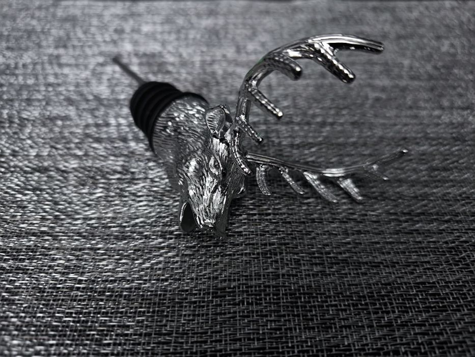 Nalewaki w kształcie jelenia, złoty, srebrny, czarny