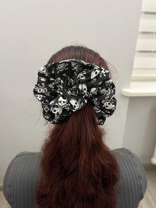 Duża halloweenowa gumka scrunchie – czarna z motywem czaszek, handmade