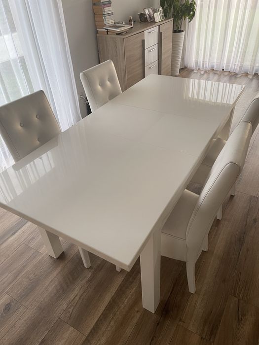 Stół lakierowany bialy i 4 krzesła