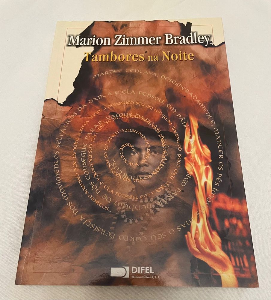 Livro “Tambores na Noite” - Marion Zimmer Bradley