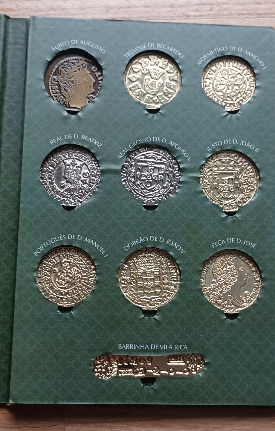 Tesouros da Coleção - Caderneta de Moedas com 10 réplicas + 1 réplica