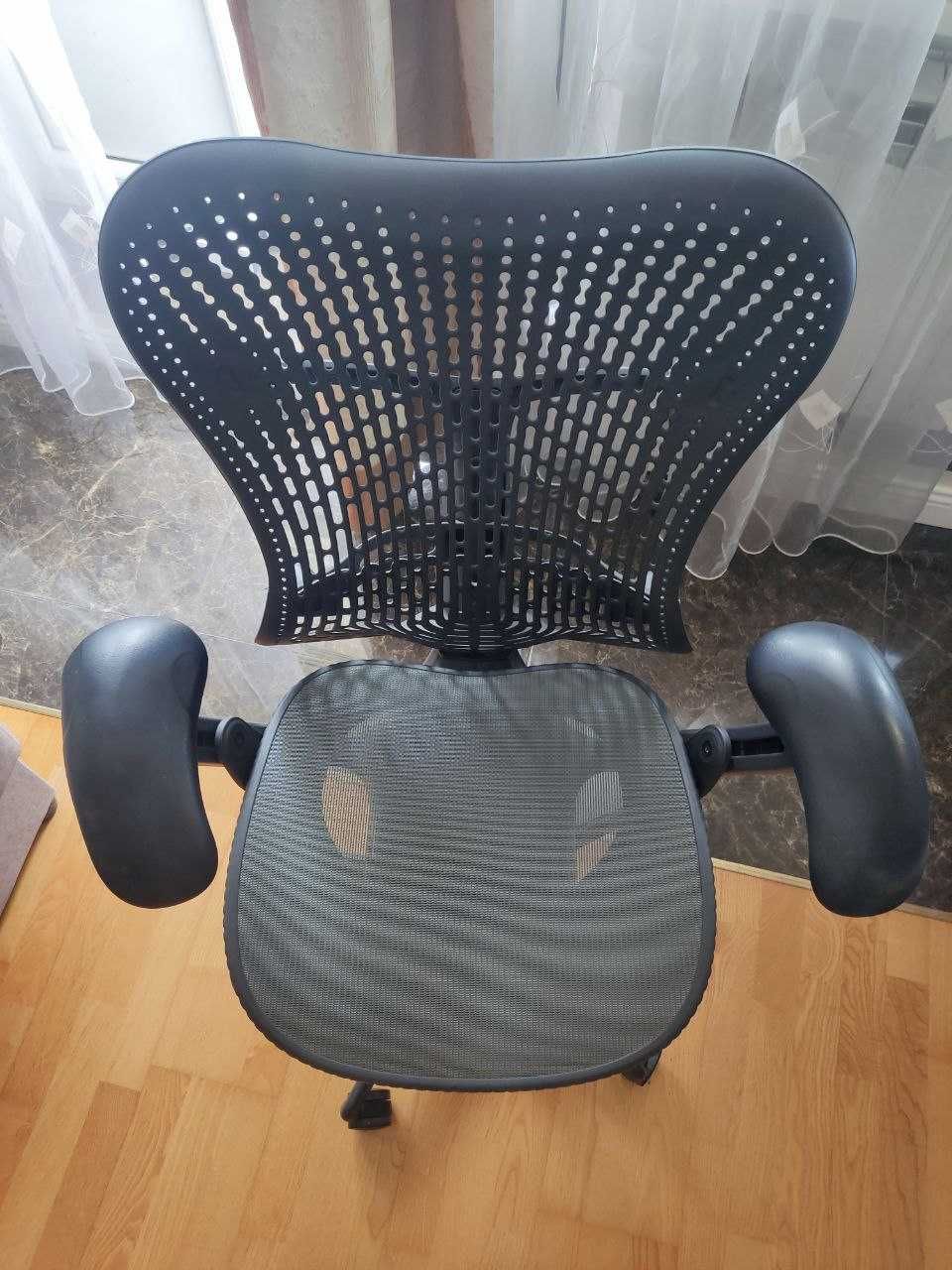 Крісло офісне Herman Miller Aeron