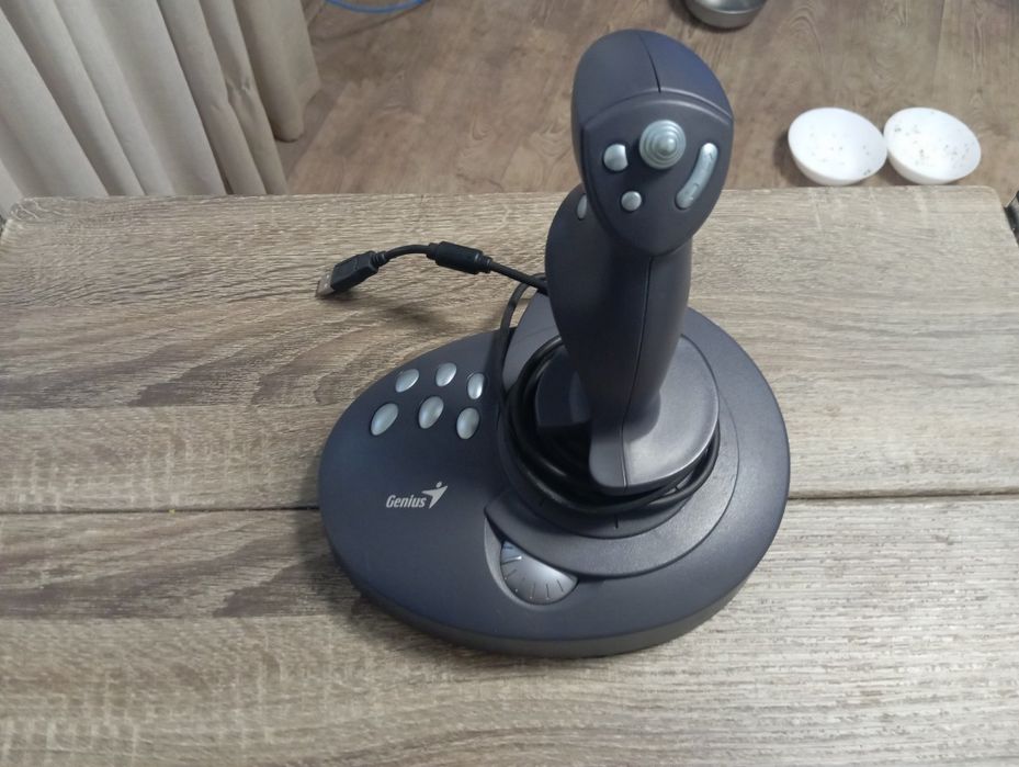 Джойстік Genius.
