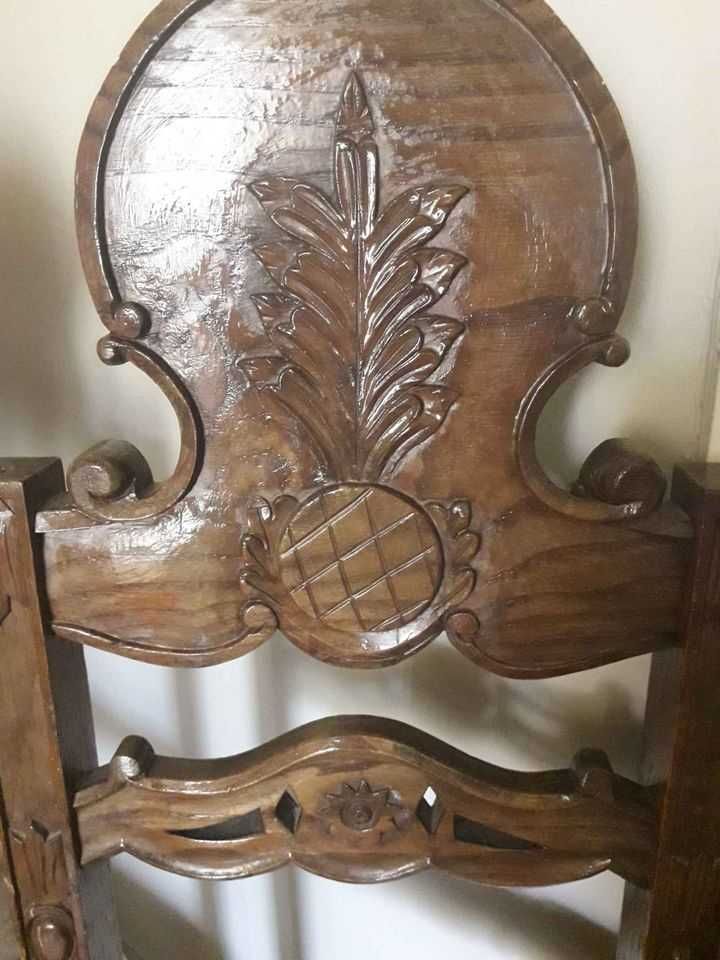 Cadeiras de madeira antigas