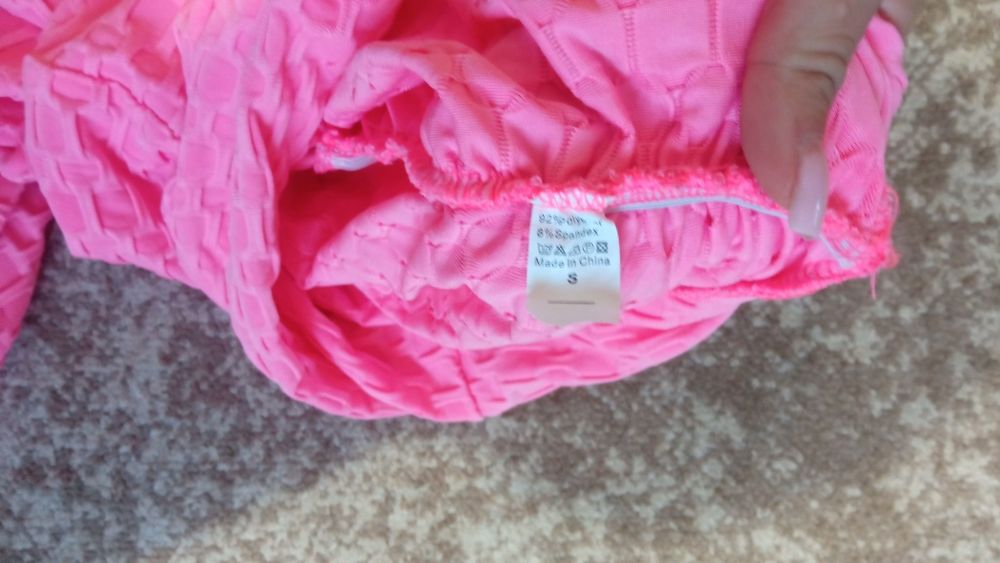 Яскраві рожеві легінси