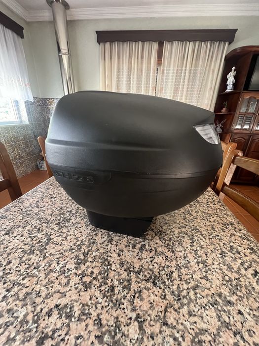 Mala de mota para guardar o capacete , fechada com chave
