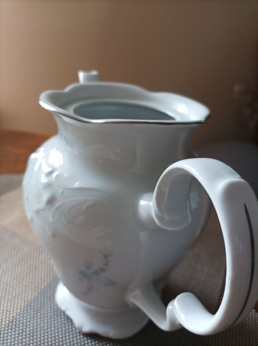 Dzbanek porcelanowy.