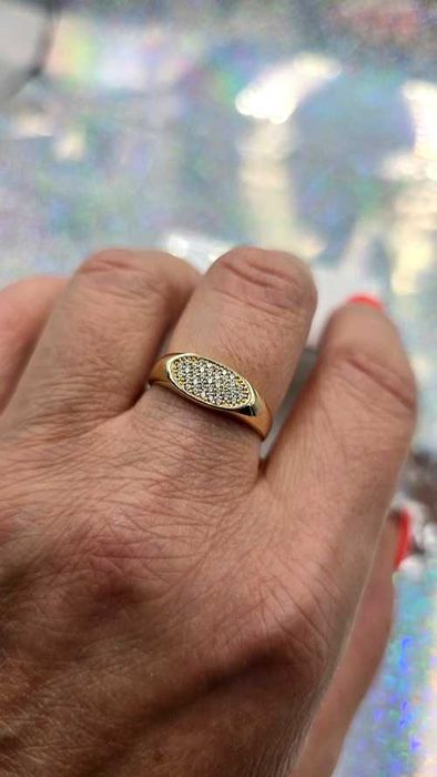 585 Piękny złoty pierścionek w formie sygnetu z cyrkoniami