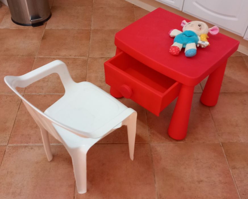 MESA PARA CRIANÇA COM CADEIRA. Casa,Infantário,Quarto,Sala,Cozinha.