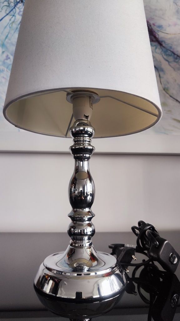 Lampka nocna biała chrom elegancka