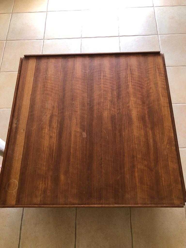 Mesa de madeira simples