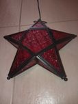 Candeeiro para velas ou eléctrico com vidro vermelho em relevo.