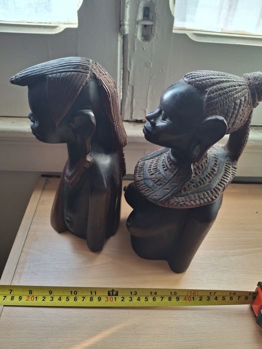 2 esculturas africanas com cerca 28 cms cada