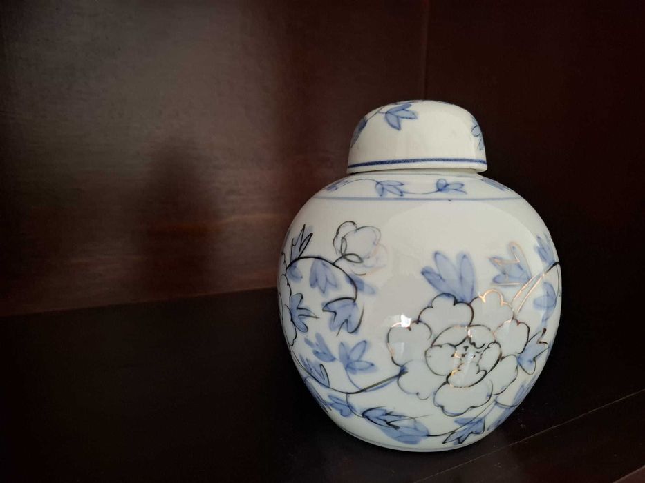 Pote de gengibre azul e branco em porcelana oriental