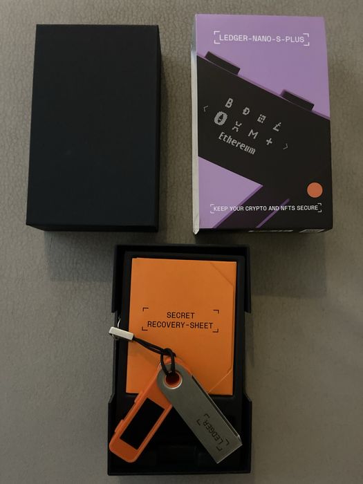 Крипто-гаманець LEDGER NANO S PLUS