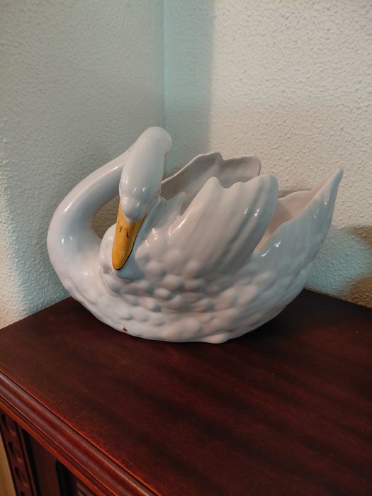 Cisne em loiça decorativo ou para servir de floreira