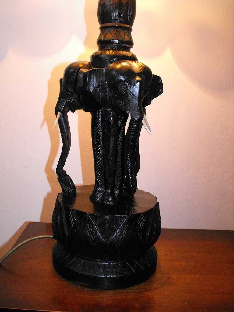 Drewniana, rzeźbiona lampa - witraż z masy perłowej