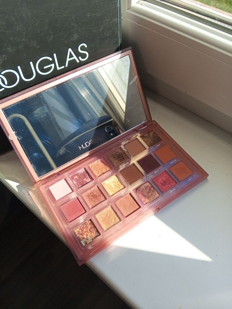 Huda Beauty Nude Naughty paleta