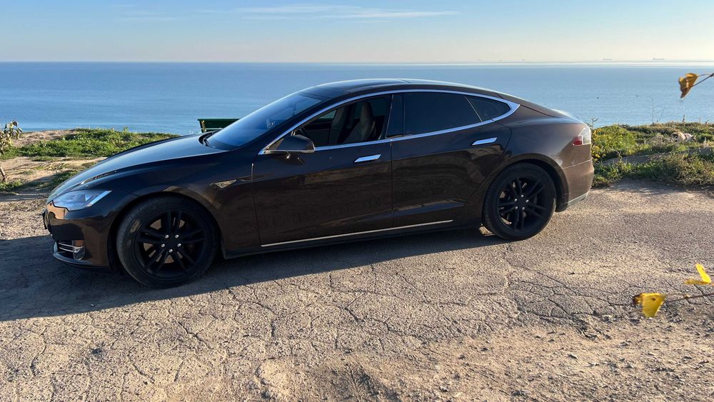 Tesla model S 60кВт 2013