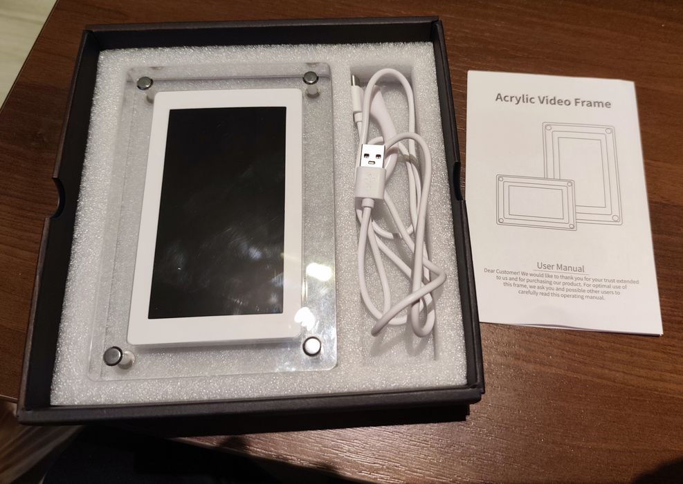 Akrylowa cyfrowa ramka 5" na zdjęcia  wbudowana pamięć  4 GB ,1200Mah