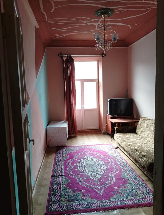 Продам 2-ком.кв.Сталинку в Центе по главному п-т Свободы