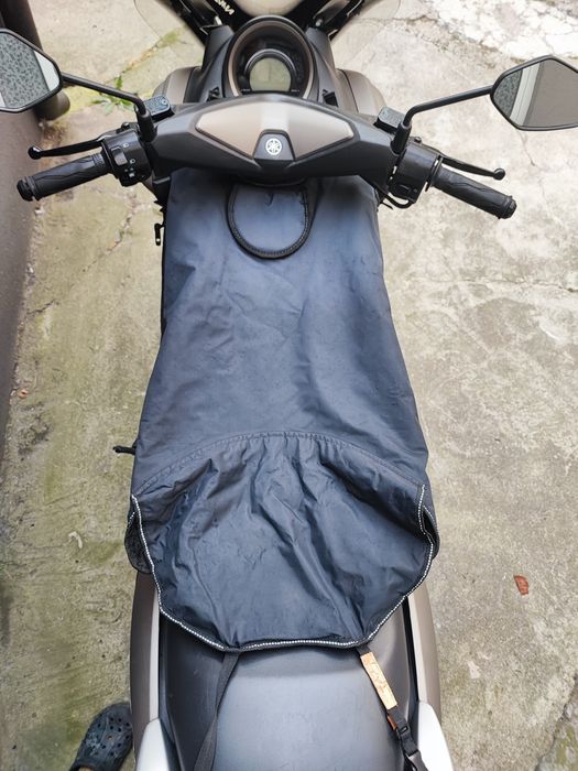 Pokrowiec Tucano Urbano do Yamaha Nmax na nogi