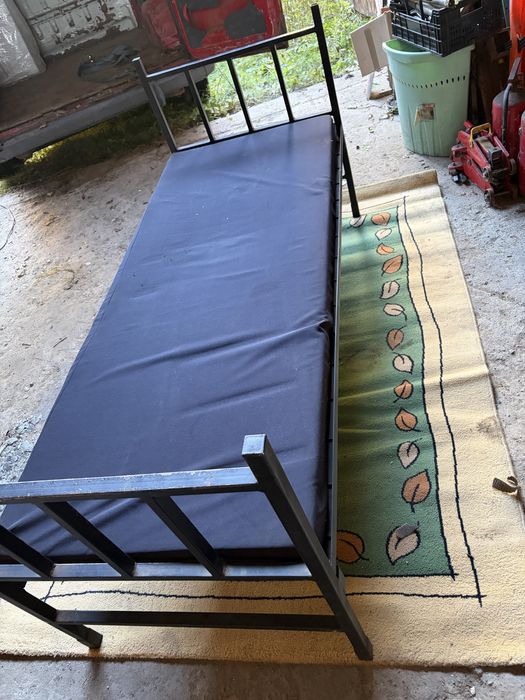 Łóżko metalowe z materacem Kwatery piętrowe