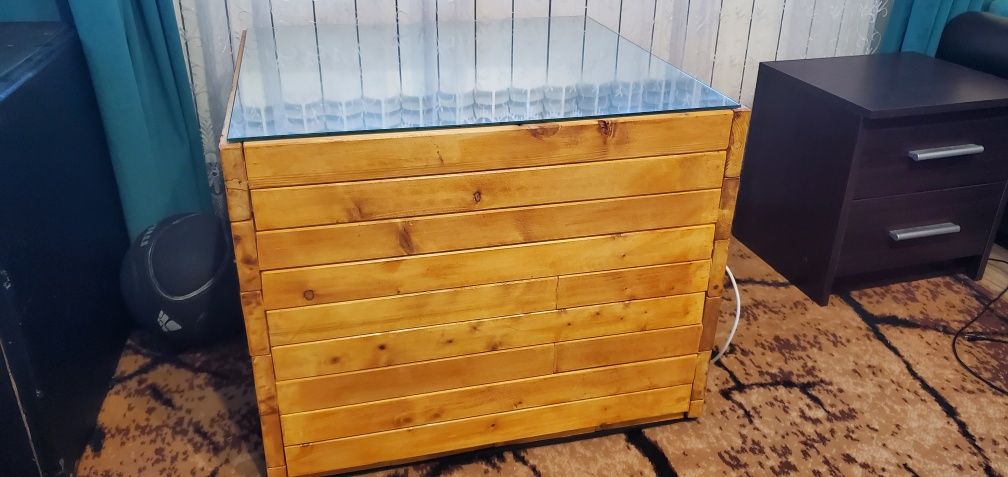 Stolik drewniany z efektem nieskończonej piwnicy – oryginalny design