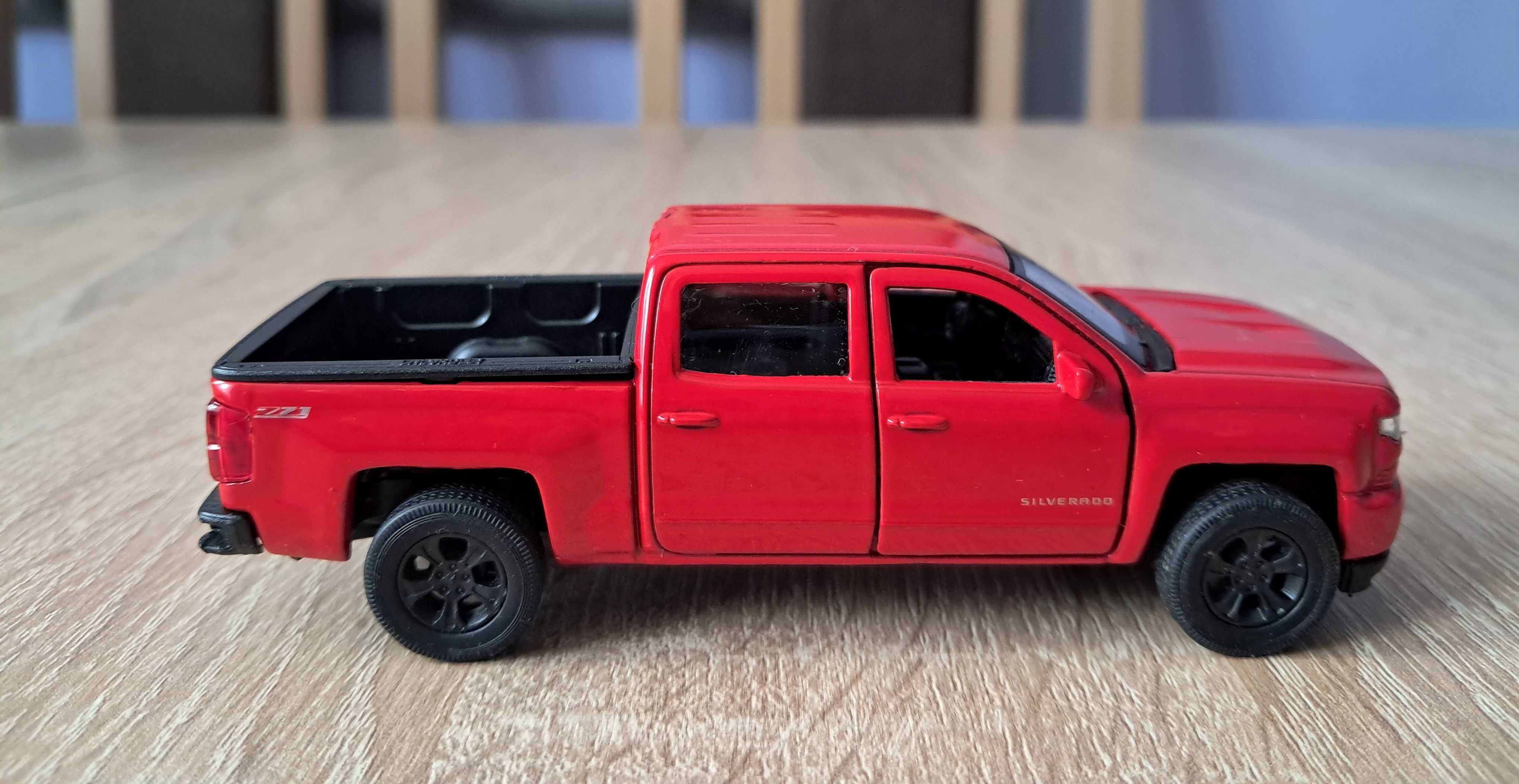 Dwa Chevrolety i Jeep Pickup skala 1:34 Welly