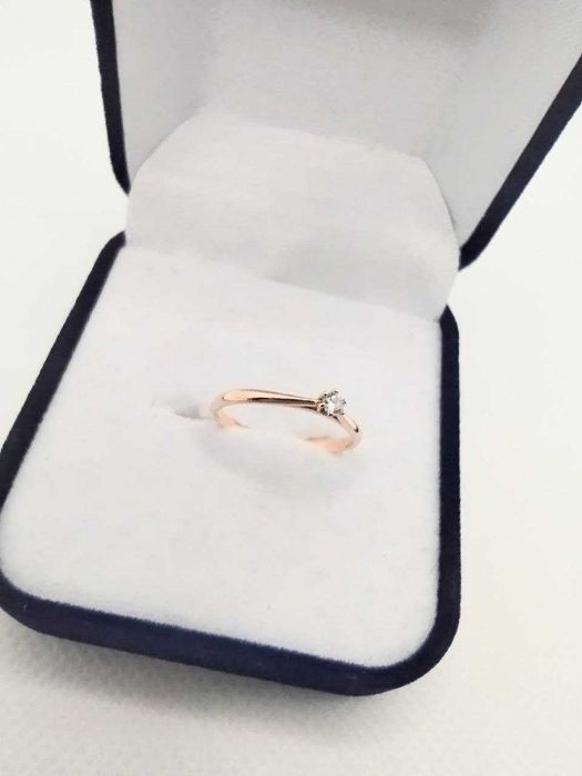 Золота каблучка з діамантом
Проба : 585 .