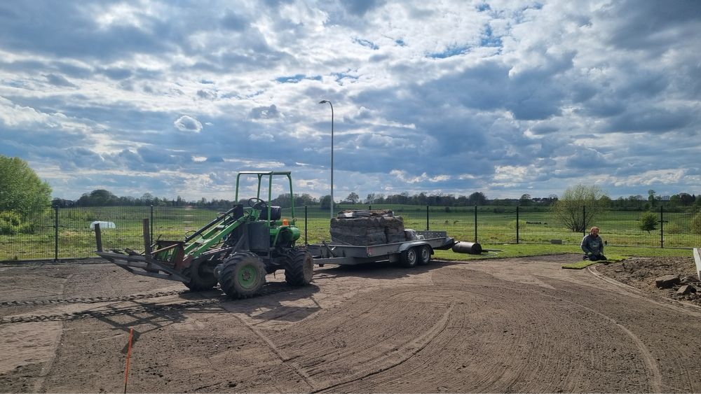 Trawnik z rolki równanie terenu niwelacja ziemia